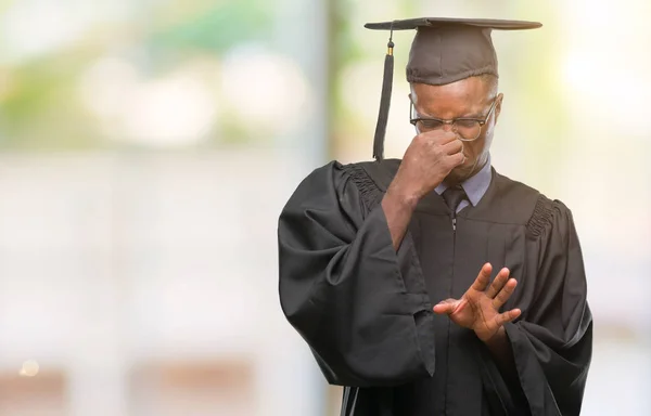 Νέοι Αποφοίτησε Αφρικανική Αμερικανική Άνθρωπος Πέρα Από Απομονωμένες Φόντο Μυρίζουν — Φωτογραφία Αρχείου