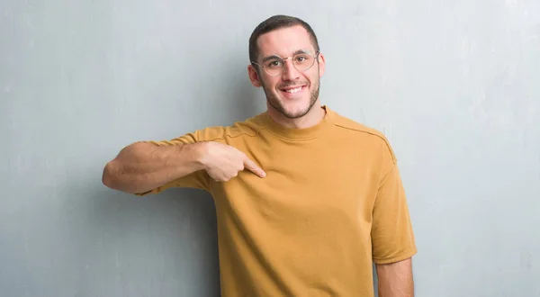 Young Caucasian Man Grey Grunge Wall Surprise Face Pointing Finger — Stock Photo, Image