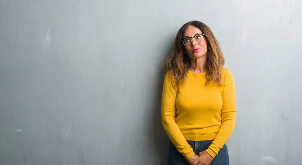 Mulher Hispânica Meia Idade Sobre Parede Cinza Usando Óculos Sorrindo — Fotografia de Stock