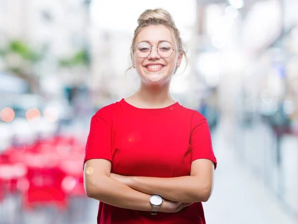 年轻的金发女人戴着眼镜在孤立的背景下快乐的脸微笑着交叉双臂看着相机 积极的人 — 图库照片