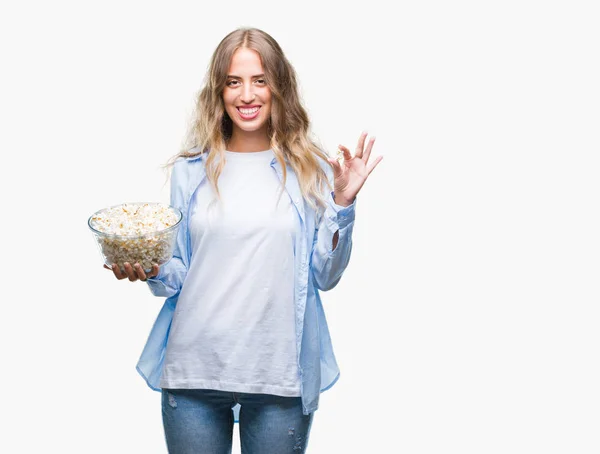 Bella Giovane Donna Bionda Mangiare Popcorn Sfondo Isolato Con Viso — Foto Stock