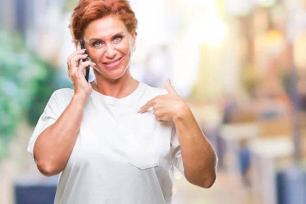 Attractief Senior Kaukasische Roodharige Vrouw Praten Smartphone Geïsoleerde Achtergrond Met — Stockfoto