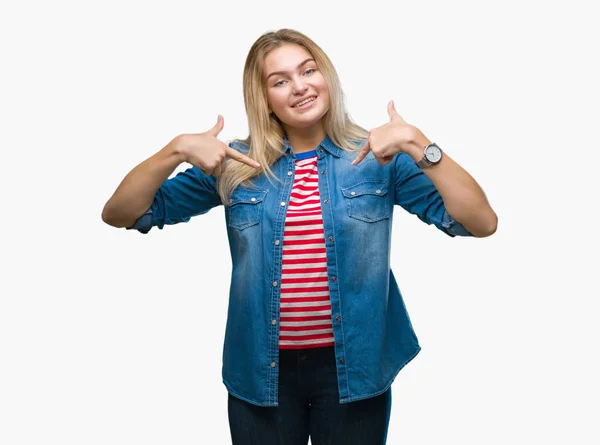 Joven Mujer Caucásica Sobre Fondo Aislado Mirando Confiado Con Sonrisa — Foto de Stock