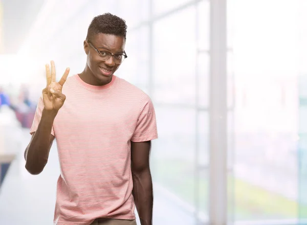 Unga Afroamerikanska Man Klädd Rosa Shirt Visar Och Pekar Uppåt — Stockfoto