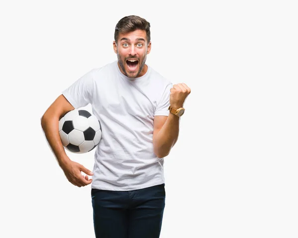 Jovem Homem Bonito Segurando Bola Futebol Sobre Fundo Isolado Gritando — Fotografia de Stock