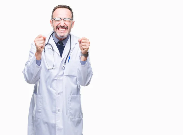 Hombre Médico Mediana Edad Con Uniforme Médico Aislado Emocionado Por — Foto de Stock