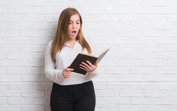 Young Adult Woman Standing White Brick Wall Reading Book Scared — Stock Photo, Image