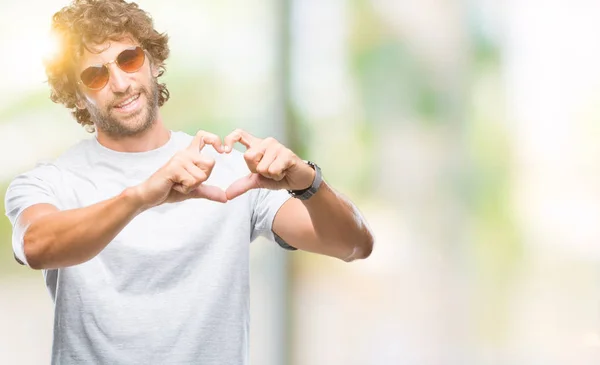 Yakışıklı Spanyol Modeli Adam Aşık Kalp Simgesi Elleriyle Şekil Gösteren — Stok fotoğraf