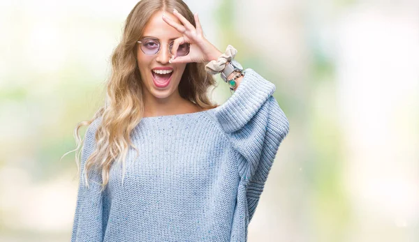 Güzel Genç Sarışın Kadın Gülümsüyor Parmakları Ile Mutlu Yüz Üzerinden — Stok fotoğraf