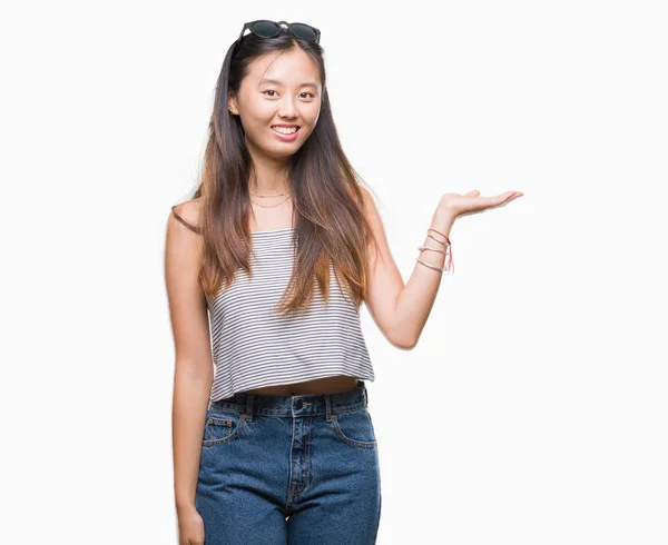 Junge Asiatische Frau Lächelt Und Zeigt Mit Der Handfläche — Stockfoto
