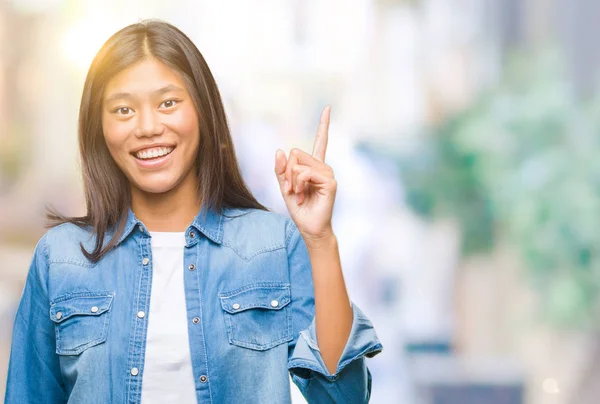 Jonge Aziatische Vrouw Geïsoleerde Achtergrond Vinger Omhoog Met Succesvolle Idee — Stockfoto