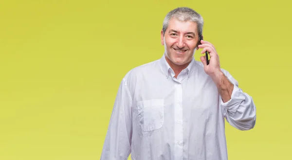 Przystojny Mężczyzna Senior Rozmowy Smartphone Białym Tle Szczęśliwy Twarz Stałego — Zdjęcie stockowe