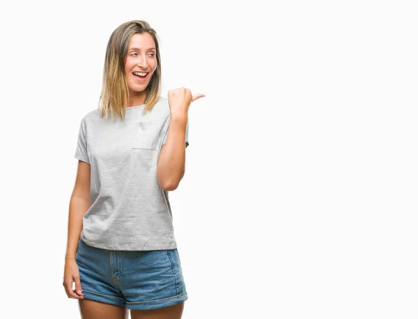 Joven Hermosa Mujer Sobre Fondo Aislado Sonriendo Con Cara Feliz — Foto de Stock