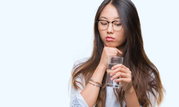 Νεαρή Γυναίκα Της Ασίας Ποτήρι Νερό Πέρα Από Απομονωμένο Υπόβαθρο — Φωτογραφία Αρχείου