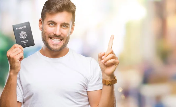 Joven Hombre Guapo Sosteniendo Pasaporte Estados Unidos Sobre Fondo Aislado —  Fotos de Stock