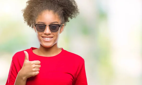 Unga Afro Amerikansk Kvinna Bär Solglasögon Över Isolerade Bakgrund Gör — Stockfoto