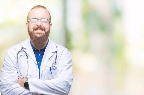 Jeune Médecin Caucasien Homme Vêtu Manteau Médical Blanc Sur Fond — Photo