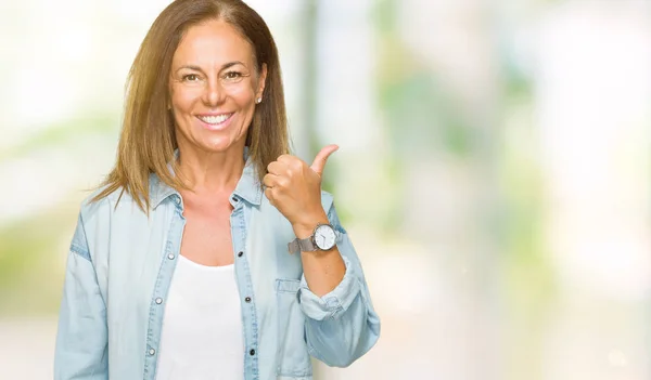 Mulher Adulta Meia Idade Vestindo Camisa Ganga Casual Sobre Fundo — Fotografia de Stock