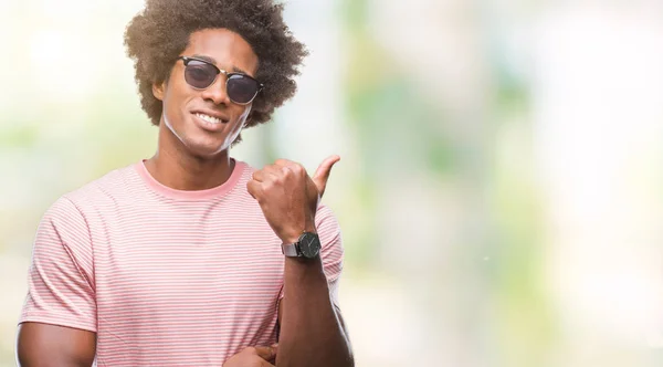 Afro American Człowiek Noszący Okulary Przeciwsłoneczne Białym Tle Uśmiechnięty Szczęśliwy — Zdjęcie stockowe