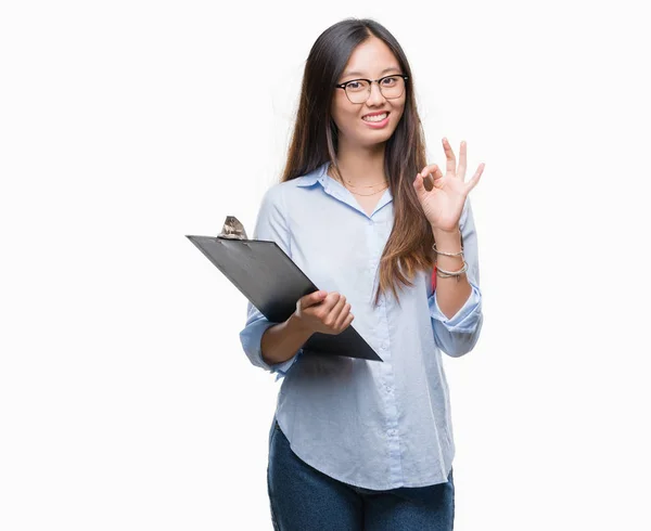 Jonge Aziatische Zakelijke Vrouw Bedrijf Klembord Geïsoleerde Achtergrond Doen Teken — Stockfoto