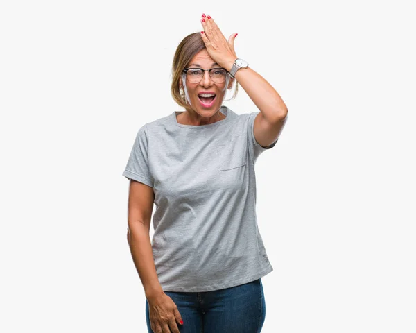 中年资深西班牙裔妇女戴着眼镜在孤立的背景下惊讶地用手在头上犯错 记住错误 坏记忆概念 — 图库照片