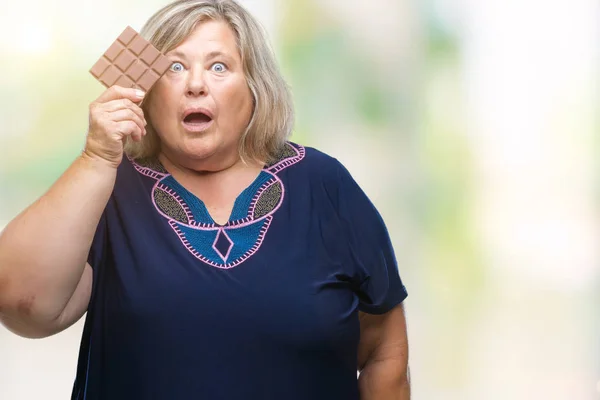 Senior Size Donna Caucasica Mangiare Barretta Cioccolato Sfondo Isolato Spaventato — Foto Stock