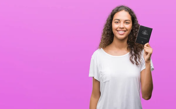 年轻的西班牙裔妇女持有澳大利亚护照与幸福的脸站在微笑着自信的微笑显示牙齿 — 图库照片