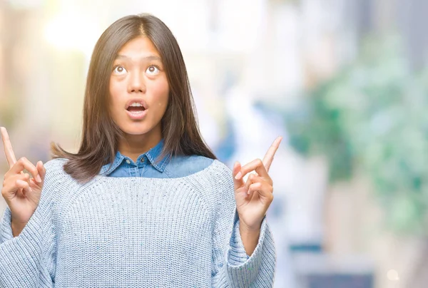 Joven Mujer Asiática Vistiendo Suéter Invierno Sobre Fondo Aislado Asombrado —  Fotos de Stock