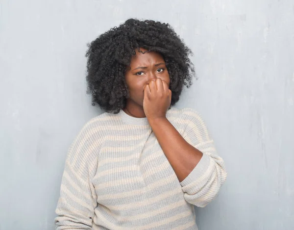 Młody Afroamerykanin Rozmiar Kobieta Szary Mur Swetrze Patrząc Zestresowany Zdenerwowany — Zdjęcie stockowe