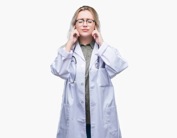Mladá Blondýna Doktor Žena Izolované Pozadí Pokrývající Uši Prsty Otrávený — Stock fotografie