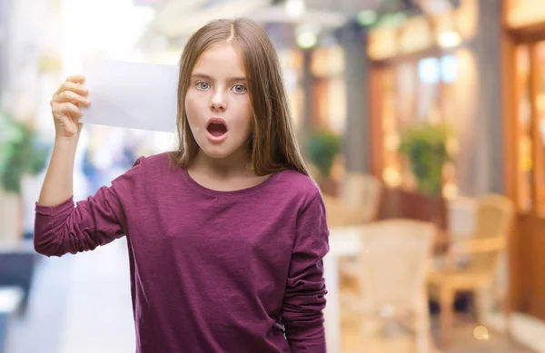 Joven Chica Hermosa Sosteniendo Tarjeta Papel Blanco Sobre Fondo Aislado —  Fotos de Stock