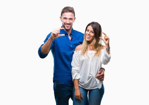 孤立した背景の笑顔と自信を持ってカメラを見ながら指でサイズ記号をやって手でジェスチャーの愛の若いカップル 測定概念 — ストック写真