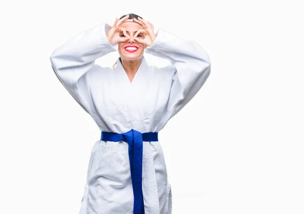 Młoda Kobieta Piękne Kimona Karate Kimono Noszenia Białym Tle Robi — Zdjęcie stockowe