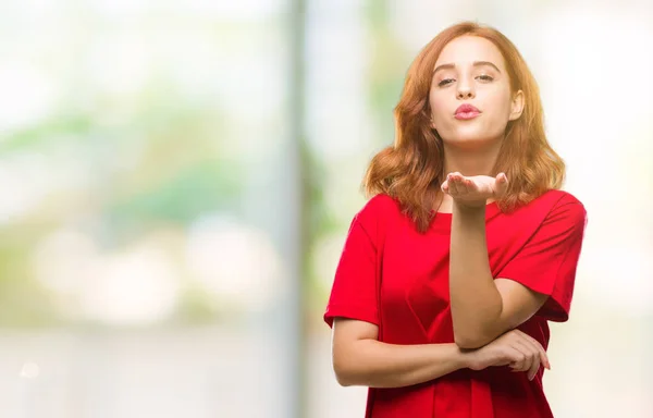 Jovem Mulher Bonita Sobre Fundo Isolado Olhando Para Câmera Soprando — Fotografia de Stock