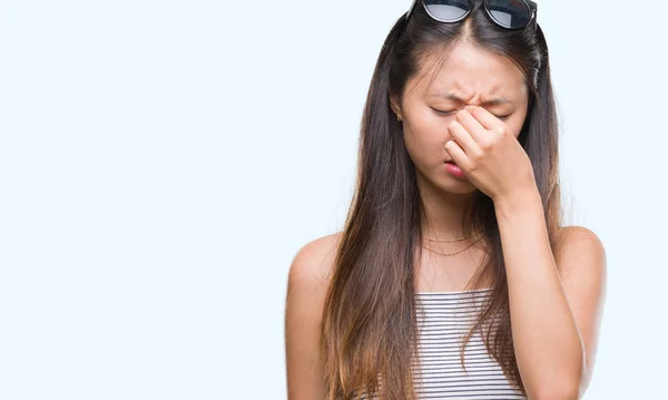 若いアジア女性疲れて鼻と目をこすり — ストック写真