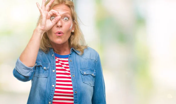 Sürpriz Yüz Göz Parmaklarının Arasından Seyir Ile Orta Yaş Sarışın — Stok fotoğraf