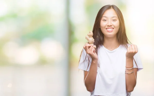 Joven Mujer Asiática Sosteniendo Jengibre Sobre Aislado Fondo — Foto de Stock