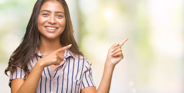 Jovem Bela Mulher Árabe Sobre Fundo Isolado Sorrindo Olhando Para — Fotografia de Stock