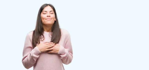 Joven Mujer Hispana Hermosa Usando Suéter Sonriendo Con Las Manos — Foto de Stock