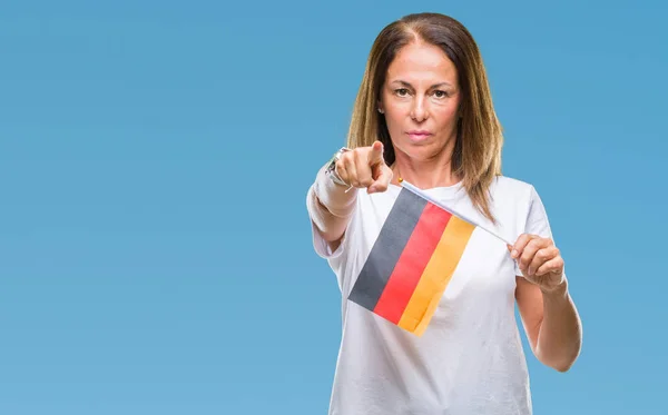 Латиноамериканка Средних Лет Держит Флаг Германии Изолированном Фоне Указывая Пальцем — стоковое фото