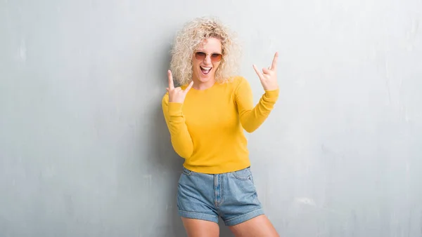 Junge Blonde Frau Mit Lockigem Haar Über Grunge Grauem Hintergrund — Stockfoto