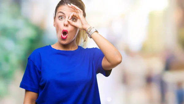 Joven Hermosa Mujer Que Usa Casual Azul Camiseta Sobre Fondo — Foto de Stock