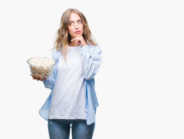 Beautiful Young Blonde Woman Eating Popcorn Isolated Background Serious Face — Stock Photo, Image