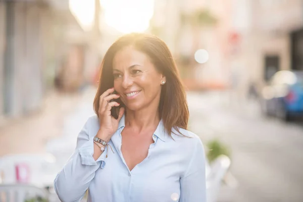 Mooie Middenleeftijd Spaanse Vrouw Staande Praten Aan Telefoon Met Glimlach — Stockfoto