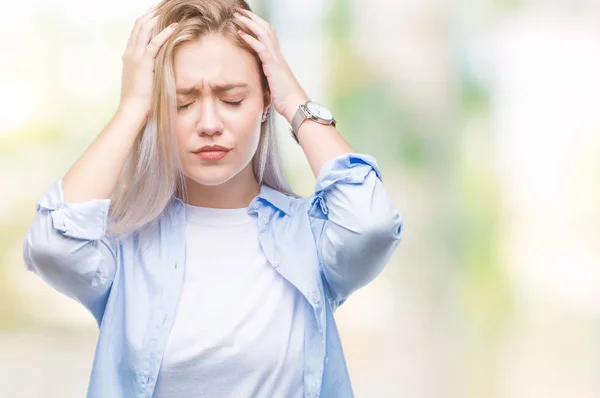 Młoda Blondynka Odosobnionym Pochodzeniem Cierpiąca Ból Głowy Zdesperowana Zestresowana Ponieważ — Zdjęcie stockowe