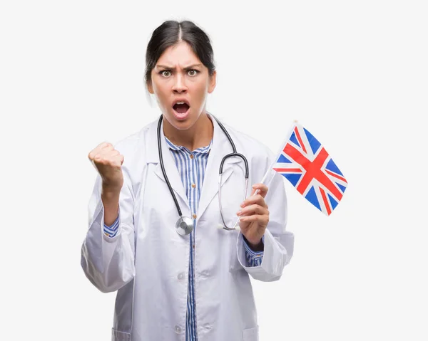 Joven Doctora Hispana Sosteniendo Bandera Del Reino Unido Molesta Frustrada —  Fotos de Stock