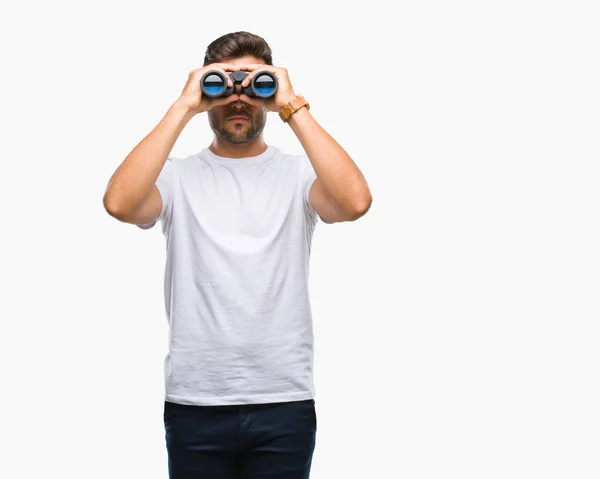 Mladý Pohledný Muž Dívá Dalekohledem Izolované Pozadí Výrazem Věří Inteligentní — Stock fotografie