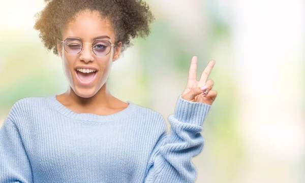 Mujer Afroamericana Joven Con Gafas Sobre Fondo Aislado Sonriendo Con —  Fotos de Stock