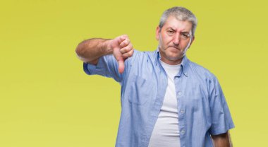 Mutsuz ve kızgın ret gösterilen ve başparmak aşağı hareketi ile negatif seyir izole arka plan üzerinde yakışıklı komuta sizde. Kötü ifade.