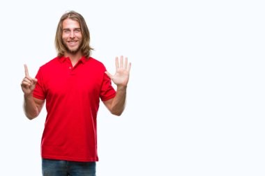 Gösterilen ve parmakları ile işaret izole arka plan üzerinde uzun saçlı Genç yakışıklı adam kendinden emin ve mutlu gülümseyerek süre 6 numara.